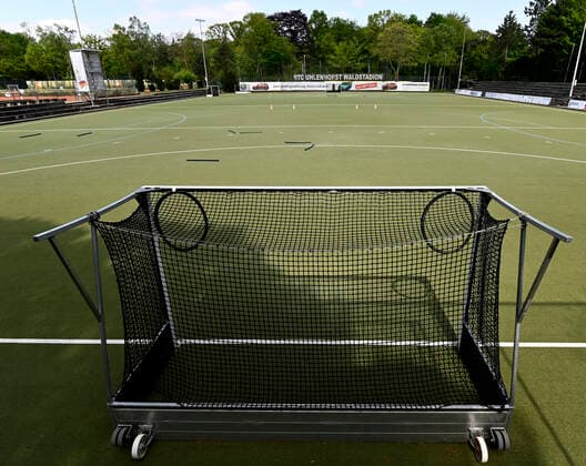 CORONA-PANDEMIE,CORONAVIRUS,COVID-19.Die Feld- Hockey-Bundesliga ist bis zum 31.Juli ausgesetzt.Ob die Saison noch zu Ende gespielt oder abgebrochen wird ist noch nicht entschieden.Das leere Waldstadion vom Hockey-Bundesligist HTC Uhlenhorst mit seinem Kunstrasenplatz ist verwaist,fotografiert am 25.04.2020 in Mülheim-Ruhr,Stadt im Ruhrgebiet im Bundesland Nordrhein-Westfalen ( NRW ). Â