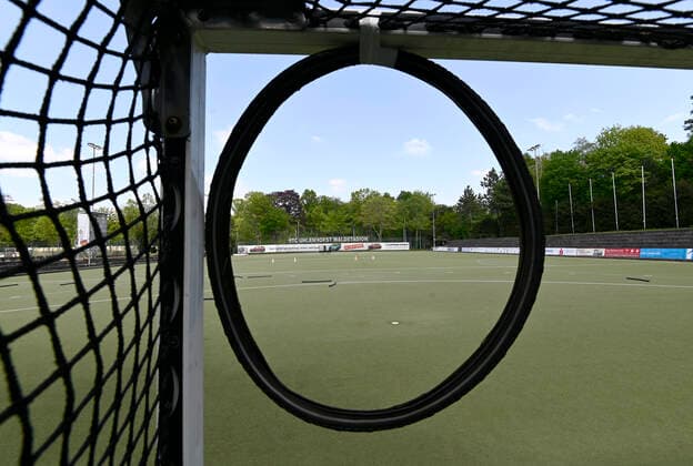 CORONA-PANDEMIE,CORONAVIRUS,COVID-19.Die Feld- Hockey-Bundesliga ist bis zum 31.Juli ausgesetzt.Ob die Saison noch zu Ende gespielt oder abgebrochen wird ist noch nicht entschieden.Das leere Waldstadion vom Hockey-Bundesligist HTC Uhlenhorst mit seinem Kunstrasenplatz ist verwaist,fotografiert am 25.04.2020 in Mülheim-Ruhr,Stadt im Ruhrgebiet im Bundesland Nordrhein-Westfalen ( NRW ). Â