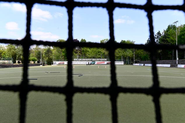 CORONA-PANDEMIE,CORONAVIRUS,COVID-19.Die Feld- Hockey-Bundesliga ist bis zum 31.Juli ausgesetzt.Ob die Saison noch zu Ende gespielt oder abgebrochen wird ist noch nicht entschieden.Das leere Waldstadion vom Hockey-Bundesligist HTC Uhlenhorst mit seinem Kunstrasenplatz ist verwaist,fotografiert am 25.04.2020 in Mülheim-Ruhr,Stadt im Ruhrgebiet im Bundesland Nordrhein-Westfalen ( NRW ). Â