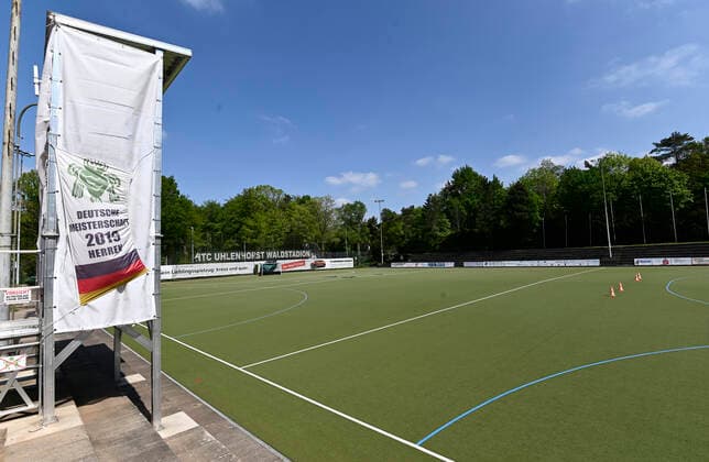 CORONA-PANDEMIE,CORONAVIRUS,COVID-19.Die Feld- Hockey-Bundesliga ist bis zum 31.Juli ausgesetzt.Ob die Saison noch zu Ende gespielt oder abgebrochen wird ist noch nicht entschieden.Das leere Waldstadion vom Hockey-Bundesligist HTC Uhlenhorst mit seinem Kunstrasenplatz ist verwaist,fotografiert am 25.04.2020 in Mülheim-Ruhr,Stadt im Ruhrgebiet im Bundesland Nordrhein-Westfalen ( NRW ). Â