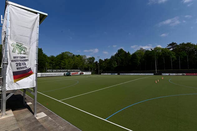 Sport Bilder des Tages CORONA-PANDEMIE,CORONAVIRUS,COVID-19.Die Feld- Hockey-Bundesliga ist bis zum 31.Juli ausgesetzt.Ob die Saison noch zu Ende gespielt oder abgebrochen wird ist noch nicht entschieden.Das leere Waldstadion vom Hockey-Bundesligist HTC Uhlenhorst mit seinem Kunstrasenplatz ist verwaist,fotografiert am 25.04.2020 in Mülheim-Ruhr,Stadt im Ruhrgebiet im Bundesland Nordrhein-Westfalen ( NRW ). Â