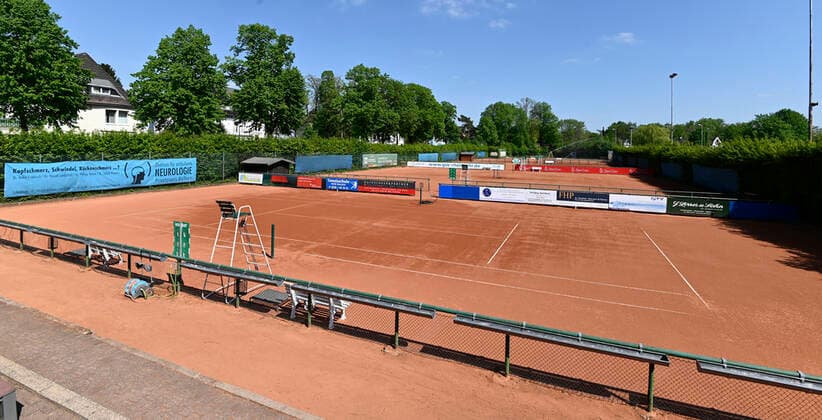 CORONA-PANDEMIE,CORONAVIRUS,COVID-19.Amateur Tennisplätze,der Spiel-und Trainingsbetrieb ist ausgesetzt.Verwaiste,leere Amateur-Tennis-Ascheplätze ( Hartplatz ),fotografiert am 25.04.2020 in Mülheim-Ruhr,Stadt im Ruhrgebiet im Bundesland Nordrhein-Westfalen ( NRW ). Â