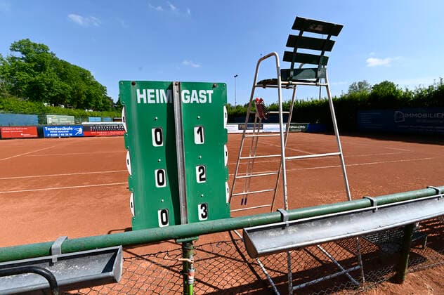 CORONA-PANDEMIE,CORONAVIRUS,COVID-19.Amateur Tennisplätze,der Spiel-und Trainingsbetrieb ist ausgesetzt.Verwaiste,leere Amateur-Tennis-Ascheplätze ( Hartplatz ),fotografiert am 25.04.2020 in Mülheim-Ruhr,Stadt im Ruhrgebiet im Bundesland Nordrhein-Westfalen ( NRW ). Â