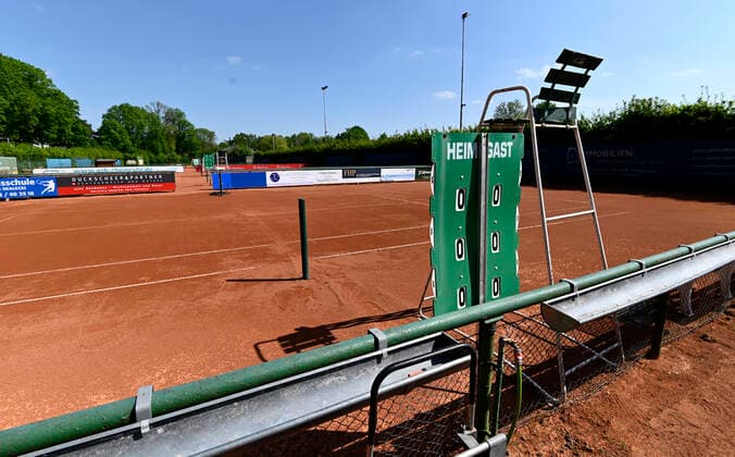 CORONA-PANDEMIE,CORONAVIRUS,COVID-19.Amateur Tennisplätze,der Spiel-und Trainingsbetrieb ist ausgesetzt.Verwaiste,leere Amateur-Tennis-Ascheplätze ( Hartplatz ),fotografiert am 25.04.2020 in Mülheim-Ruhr,Stadt im Ruhrgebiet im Bundesland Nordrhein-Westfalen ( NRW ). Â