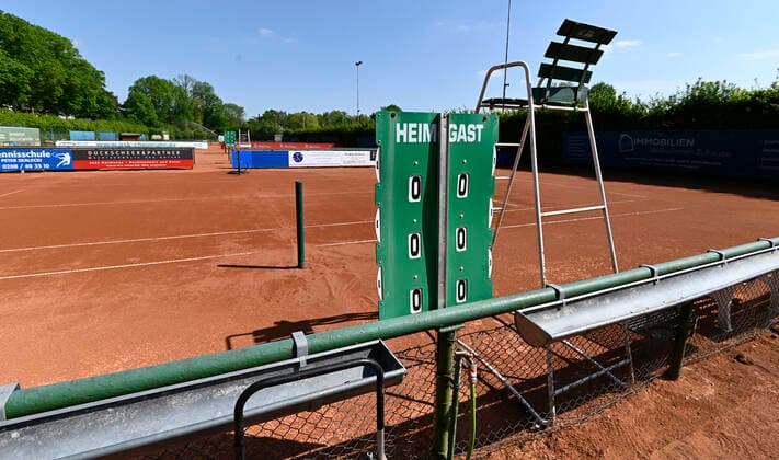 CORONA-PANDEMIE,CORONAVIRUS,COVID-19.Amateur Tennisplätze,der Spiel-und Trainingsbetrieb ist ausgesetzt.Verwaiste,leere Amateur-Tennis-Ascheplätze ( Hartplatz ),fotografiert am 25.04.2020 in Mülheim-Ruhr,Stadt im Ruhrgebiet im Bundesland Nordrhein-Westfalen ( NRW ). Â