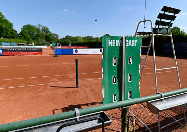CORONA-PANDEMIE,CORONAVIRUS,COVID-19.Amateur Tennisplätze,der Spiel-und Trainingsbetrieb ist ausgesetzt.Verwaiste,leere Amateur-Tennis-Ascheplätze ( Hartplatz ),fotografiert am 25.04.2020 in Mülheim-Ruhr,Stadt im Ruhrgebiet im Bundesland Nordrhein-Westfalen ( NRW ). Â