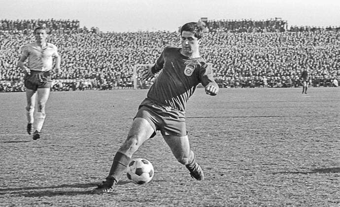 Aus 1. BL. Saison 1966 67 Eintracht Braunschweig (BS) - Bayern München (BM) 5:2 am 15.04.1967. Im Foto: Bayern Spieler Gerd Müller vor Jürgen Moll *** From 1 BL season 1966 67 Eintracht Braunschweig BS Bayern München BM 5 2 on 15 04 1967 In the photo Bayern player Gerd Müller in front of Jürgen Moll