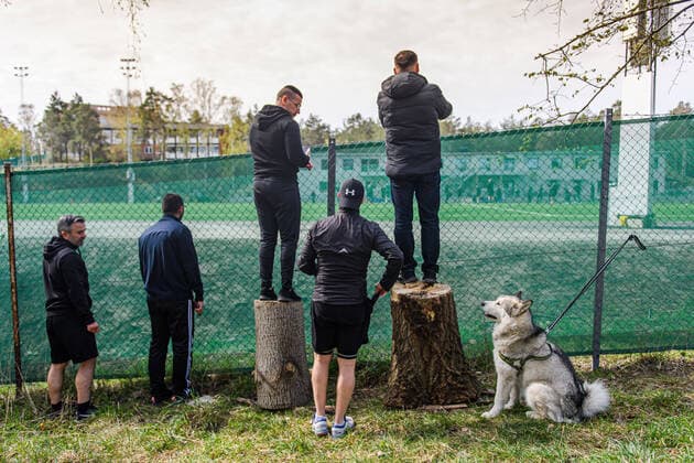 Bilder des Jahres 2020, Sport 04 April Sport Themen der Woche KW18 Sport Bilder der Tages 200427 Fans outside the training facilities during a training session with Hammarby on April 27, 2020 in Stockholm. Photo: Maxim ThorÃ Bildbyran Kod MT bbeng fotboll football hammarby träning allsvenskan publik hund *** 200427 Fans outside the training facilities during a training session with Hammarby on April 27, 2020 in Stockholm Photo Maxim ThorÃ Bildbyran Code MT bbeng football football hammarby training allsvenskan public dog,  Copyright: MAXIMxTHORE BB200427BB016