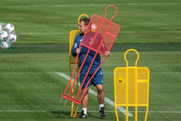 Sport Bilder des Tages Head coach Hansi Flick (Bayern) beim Aufbau des Trainingsszenarios, Training FC Bayern Muenchen, Fussball, 1.Bundesliga, 28.04.2020 Muenchen Bayern Deutschland