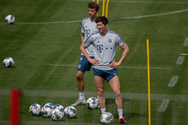 Sport Bilder des Tages Thomas Mueller, Robert Lewandowski (Bayern), Training FC Bayern Muenchen, Fussball, 1.Bundesliga, 28.04.2020 Muenchen Bayern Deutschland *** Thomas Mueller, Robert Lewandowski Bayern , Training FC Bayern Muenchen, Soccer, 1 Bundesliga, 28 04 2020 Muenchen Bayern Germany Copyright: xkolbert-press UlrichxGamelx