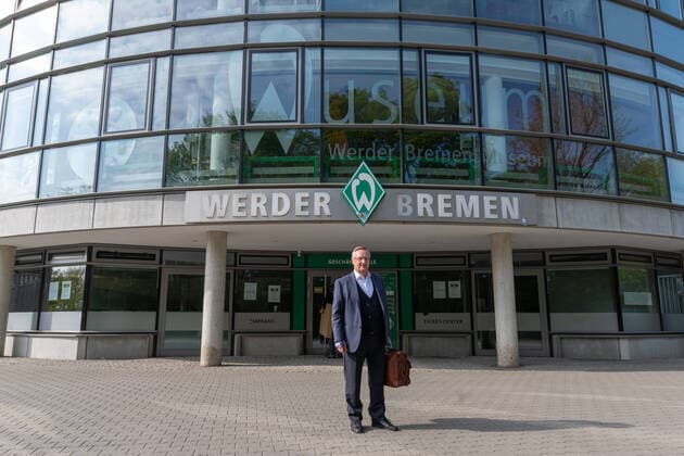 Bilder des Jahres 2020, Sport 04 April Sport Themen der Woche KW18 Sport Bilder des Tages GER, 1.FBL, Werder Bremen Training 28.04.2020, Trainingsgelaende am wohninvest WESERSTADION,, Bremen, GER, 1.FBL, Werder Bremen Training, im Bild Günter Guenter Distelrath ( Praesident Niedersächsischer Fußballverband) am Dienstag morgen vor dem Eingang zur Geschaeftsstelle des SV Werder Bremen - turnusmaessige Besprechnung mit dem Vorstand *** GER, 1 FBL, Werder Bremen Training 28 04 2020, training grounds at wohninvest WESERSTADION,, Bremen, GER, 1 FBL, Werder Bremen Training, in the picture Günter Guenter Distelrath President of the Lower Saxony Football Association on Tuesday morning in front of the entrance to the office of SV Werder Bremen regular meeting with the board of directors nordphotoxKokenge nph00001