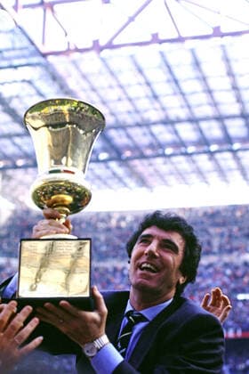 DINO ZOFF, Juventus, Celebrating with the Cup, Italian Cup Final, Milan vs Juventus 0-1, Milano COPPA ITALIA 1990 FINALE RITORNO MILAN-JUVENTUS 0-1