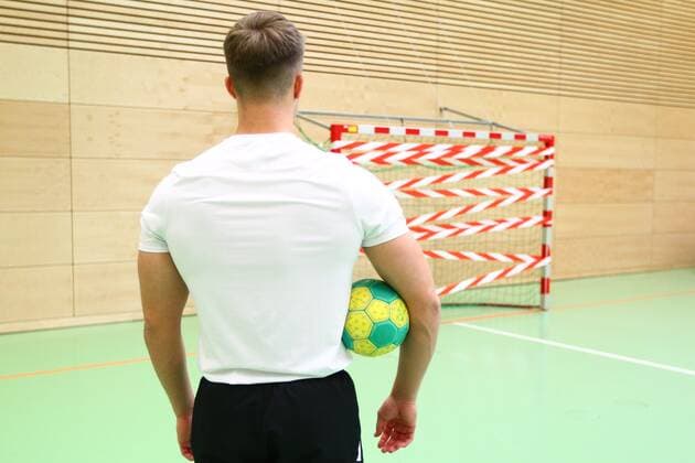 Wann kann nach der Coronapause wieder Handball gespielt werden? Ein Mann steht mit einem Handball unter dem Arm wartend vor einem leeren Handballtor Handball in der Coronakrise Handball in der Coronakrise Limburg Copyright: xWeissx Eibner-Pressefotox EP_rws