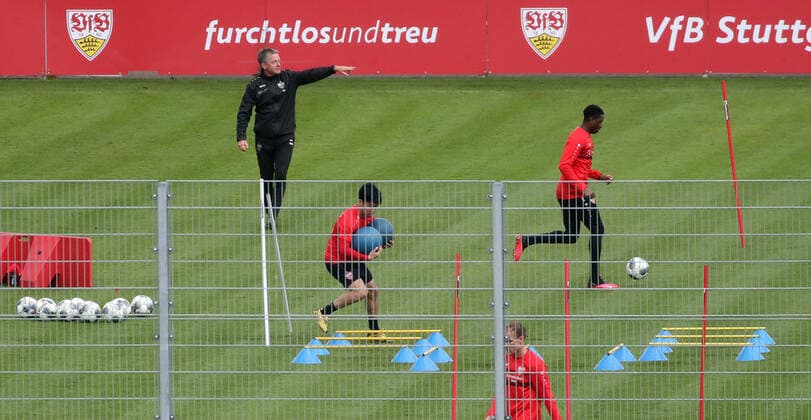 VfB Stuttgart Training Deutschland, Stuttgart, 29.04.2020, Fussball, 2. Bundesliga, Saison 2019 2020, VfB Stuttgart Training: v.l. Rainer Widmayer (Co-Trainer), Wataru Endo, Maxime Awoudja.