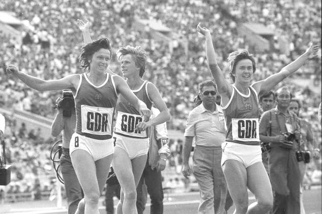 Olympische Sommerspiele 1980 Moskau Leichtathletik: Die siegreiche 4x100m Staffel der DDR auf der Ehrenrunde. V.l: Romy Müller, Ingrid Auerswald und Marlies Göhr. Es fehlt: Bärbel Wöckel. *** Olympic Summer Games 1980 Moscow Athletics The victorious 4x100m relay of the GDR on the lap of honour V l Romy Müller, Ingrid Auerswald and Marlies Göhr Bärbel Wöckel is missing HM