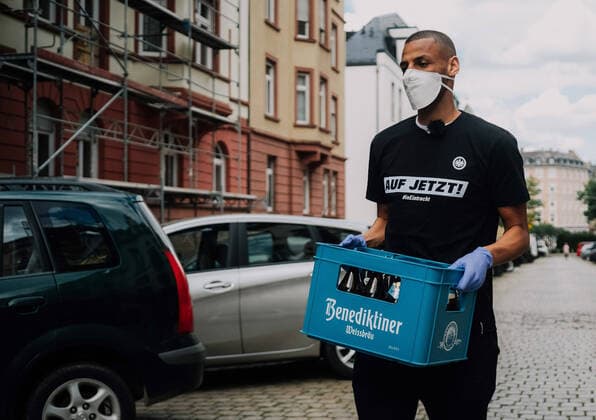 Bilder des Jahres 2020, Sport 04 April Sport Themen der Woche KW18 Sport Bilder des Tages xsgex, Fussball 1.Bundesliga, Eintracht Frankfurt - Auf jetzt! In Eintracht für die Region. Djibril Sow auf Pfand-Tour durch Frankfurt emspor, v.l. Djibril Sow (Eintracht Frankfurt) Fussball 1.Bundesliga, Eintracht Frankfurt - Aktion Auf jetzt, Djibril Sow auf Pfand-Tour durch Frankfurt *** xsgex, Fussball 1 Bundesliga, Eintracht Frankfurt Auf jetzt In Eintracht for the region Djibril Sow on pledge tour through Frankfurt emspor, from l Djibril Sow Eintracht Frankfurt Fussball 1 Bundesliga, Eintracht Frankfurt Aktion Auf jetzt, Djibril Sow on pledge tour through Frankfurt