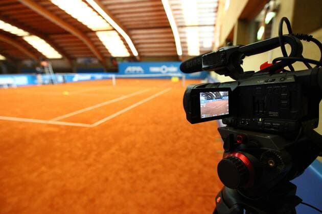 Eine Kamera am Spielfeldrand streamt die Spiele der Tennis Exhibition Serie in Hoehr-Grenzhausen Tennis Exhibition Serie in Hoehr-Grenzhausen Tennis Exhibition Series in Hoehr-Grenzhausen Hoehr-Grenzhausen Copyright: xEibner-Pressefotox