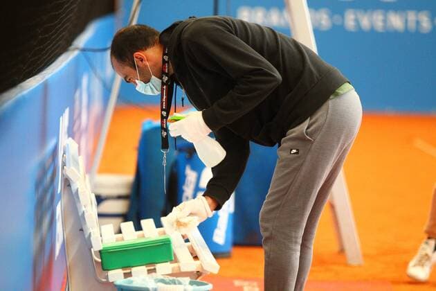 Bei der Tennis Exhibition Serie in Hoehr-Grenzhausen wird die Spielerbank nach jedem Spiel desinfiziert Tennis Exhibition Serie in Hoehr-Grenzhausen Tennis Exhibition Series in Hoehr-Grenzhausen Hoehr-Grenzhausen Copyright: xEibner-Pressefotox