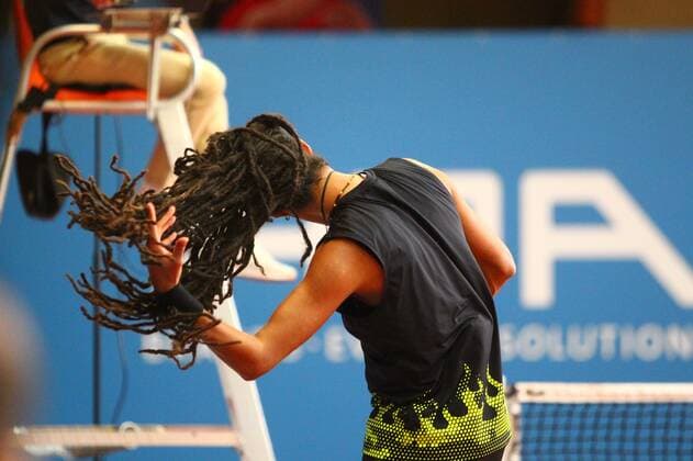 Dustin Brown mit wehenenden Haaren bei Tennis Exhibition Serie in Hoehr-Grenzhausen Tennis Exhibition Serie in Hoehr-Grenzhausen Tennis Exhibition Series in Hoehr-Grenzhausen Hoehr-Grenzhausen Copyright: xEibner-Pressefotox