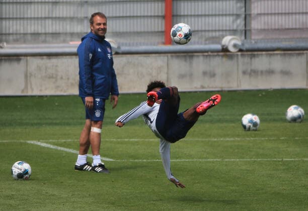 Sport Bilder des Tages 01.05.2020, FCB Training, Saebenerstrasse Muenchen, Fussball, im Bild: Hansi Flick (FCB) freut sich über Kingsley Coman (FCB) Rueckzieher