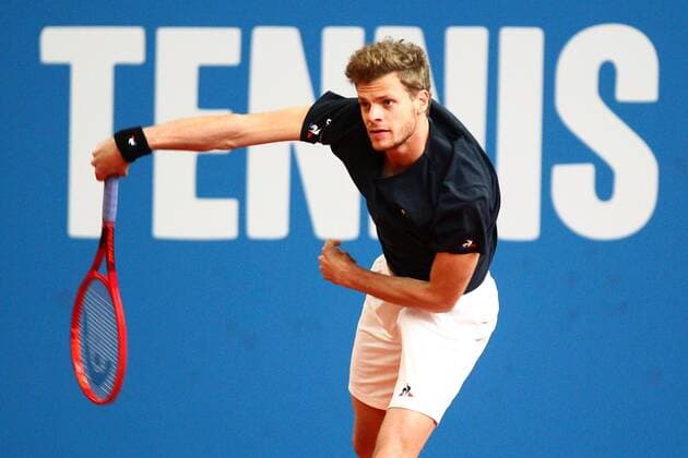 Yannick Hanfmann vor einem Tennis-Schriftzug auf der Bande bei der Tennis Exhibition Serie in Hoehr-Grenzhausen Tennis Exhibition Serie in Hoehr-Grenzhausen Tennis Exhibition Series in Hoehr-Grenzhausen Hoehr-Grenzhausen Copyright: xWeissx Eibner-Pressefotox EP_rws