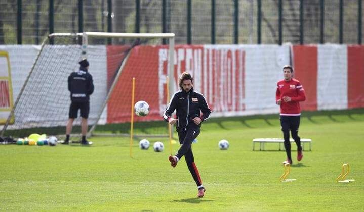 Fussball, Herren, Saison 2019 2020, 1. Bundesliga, 1. FC Union Berlin, Training in der Phase der Coronavirus-Spielpause, v. l. Neven Subotic (1. FC Union Berlin), Keven Schlotterbeck (1. FC Union Berlin), 15.04. 2020, *** Football, men, season 2019 2020, 1 Bundesliga, 1 FC Union Berlin, training during the Coronavirus break, from Neven Subotic 1 FC Union Berlin , Keven Schlotterbeck 1 FC Union Berlin , 15 04 2020, Copyright: xMatthiasxKochx