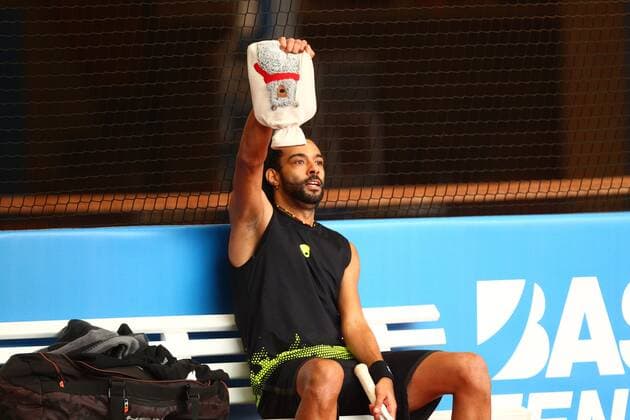Dustin Brown mit einer Waermflasche in der Hand bei der Tennis Exhibition Serie in Hoehr-Grenzhausen Tennis Exhibition Serie in Hoehr-Grenzhausen Tennis Exhibition Series in Hoehr-Grenzhausen Hoehr-Grenzhausen Copyright: xWeissx Eibner-Pressefotox EP_rws