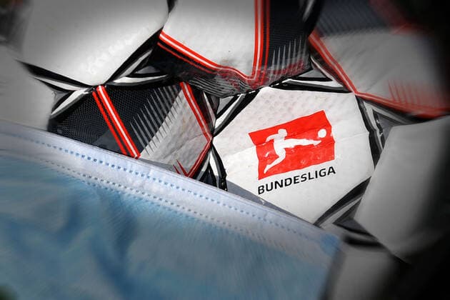 DFL meldet insgesamt zehn positive Corona Tests in der 1.und 2. Bundesliga Archivfoto: Themenbild-Feature:Folgen der Corona Pandemie auf den Profisport und die Fussball Ligen.Voellig offen ist, wie es mit dem Fussball weitergeht-wann und ob ueberhaupt wieder gespielt werden kann. Nun pnat die DFL eine Fortsetzung des Spielbetriebs ab dem 9.Mai.2020. Logo der Fussball Bundesliga auf dem offiziellen Spielball Derbystar. Der Ball traegt eine Schutzmaske,Mundschutz,Mundschutzmaske. Fussball 1. Bundesliga. Â
