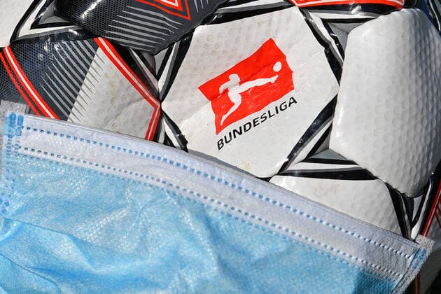 DFL meldet insgesamt zehn positive Corona Tests in der 1.und 2. Bundesliga Archivfoto: Themenbild-Feature:Folgen der Corona Pandemie auf den Profisport und die Fussball Ligen.Voellig offen ist, wie es mit dem Fussball weitergeht-wann und ob ueberhaupt wieder gespielt werden kann. Nun pnat die DFL eine Fortsetzung des Spielbetriebs ab dem 9.Mai.2020. Logo der Fussball Bundesliga auf dem offiziellen Spielball Derbystar. Der Ball traegt eine Schutzmaske,Mundschutz,Mundschutzmaske. Fussball 1. Bundesliga. Â