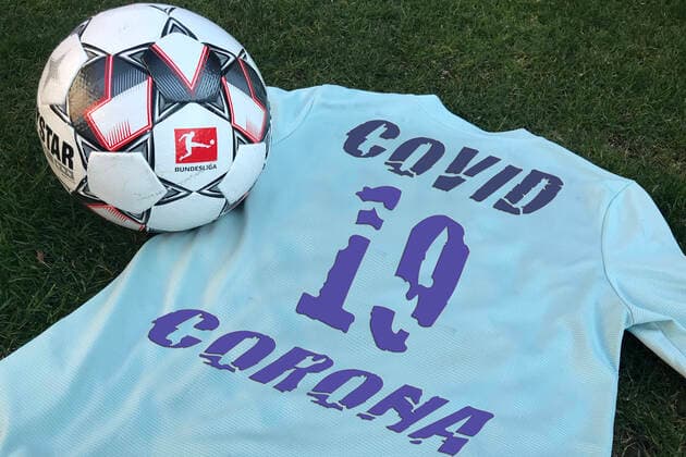 FOTOMONTAGE: DFL meldet insgesamt zehn positive Corona Tests in der 1.und 2. Bundesliga Archivfoto: Der offizielle Spielball DERBYSTAR der Fussballbundesliga liegt auf einem Trikot mit der Rueckennummer 19 und der Aufschrift COVID-19,Corona. Fussball 1. Bundesliga. Â