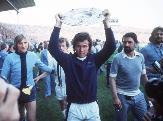 Fußball, Borussia Mönchengladbach, Deutscher Meister 1975 Jupp HEYNCKES feiert am 9.Mai 2020 seinen 75. Geburtstag. Archivfoto: Jupp HEYNCKES (Gladbach) jubelt mit der Meisterschale Fussball Bundesliga Borussia Moenchengladbach - Eintracht Braunschweig 2:0 am 07.06.1975 *** Jupp HEYNCKES celebrates his 75th birthday on 9 May 2020 Archive photo Jupp HEYNCKES Gladbach celebrates with the championship cup football Bundesliga Borussia Moenchengladbach Eintracht Braunschweig 2 0 on 07 06 1975