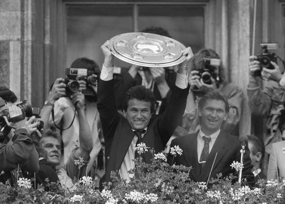 Fußball, FC Bayern München, Deutscher Meister 1989 Jupp HEYNCKES feiert am 9.Mai 2020 seinen 75. Geburtstag. Archivfoto: Fussball Bundesliga, FC Bayern Muenchen Deutscher Meister 1989, Meisterfeier, Trainer Jupp HEYNCKES jubelt mit der Meisterschale auf dem Balkon des Muenchener Rathauses auf dem Marienplatz, SW-Aufnahme, 17.06.1989.