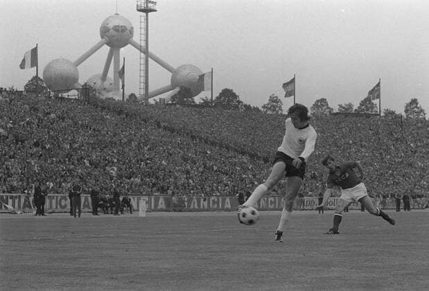 Jupp HEYNCKES feiert am 9.Mai 2020 seinen 75. Geburtstag. Archivfoto: Eine Spielszene mit einem deutschen Spieler (Jupp HEYNCKES) schiessend im Heysel-Stadion; das Atomium, Wahrzeichen der Weltausstellung in Bruessel 1958, ist im Hintergrund zu sehen; Schwarzweissaufnahme; Fussball-Europameisterschaft EM 1972 in Belgien Finale Bundesrepublik Deutschland (BRD) - Sowjetunion (UdSSR) 3:0; am 18.06.1972 in Bruessel;