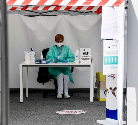 Photo Fabio Ferrari LaPresse May 5, 2020 Turin, Italy News COVID-19 emergency (Coronavirus) - Juventus Fc return to work. in the pic:Measurement of fever before entering J Medical  Copyright: xFabioxFerrari LaPressex