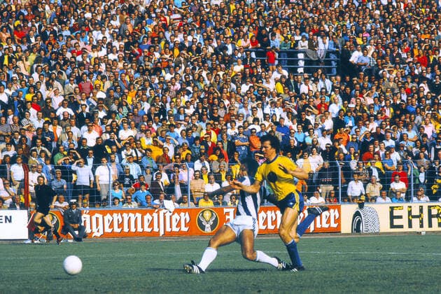 Aus 1. BL. Saison 1975 1976 Eintracht Braunschweig gegen Hertha BSC 5:2 am 16.08.1975 im Eintracht Stadion. Im Foto: Lorenz Horr ? gegen Friedhelm Häbermann *** From 1 BL season 1975 1976 Eintracht Braunschweig against Hertha BSC 5 2 on 16 08 1975 in the Eintracht stadium In the photo Lorenz Horr against Friedhelm Häbermann