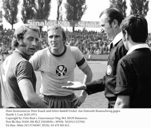 Hans Siemensmeyer Peter Kaack und Schiri Rudolf Frickel. Aus Eintracht Braunschweig gegen Han96 3-2 am 26.05.1973.