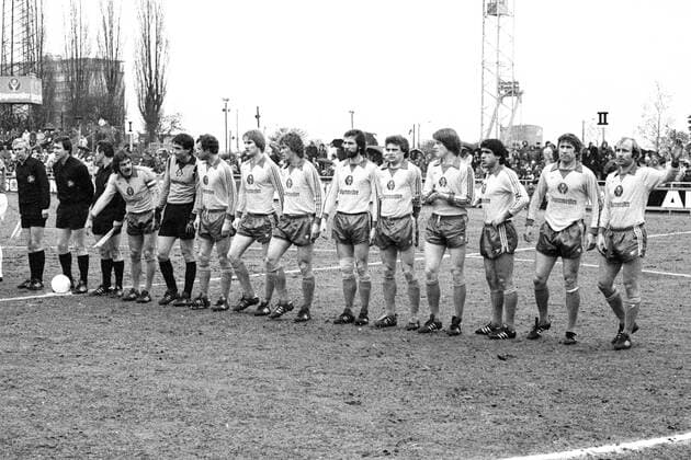 Aus 1. BL Saison 1978 1979 Eintracht Braunschweig (helle Trikots) gegen Arminia Bielefeld 5:2 am 31.03.1979. Im Foto: BS Spieler bei Vorstellung und Schiri Winfried Walz mit Assi. BS Spieler v.li.: Kpt. Dieter Zembski_TW Bernd Franke_Uwe Krause_Wolfgang Grobe_Harald Nickel_Dietmar Erler_Reiner Hollmann_Hasse Borg_Danilo Popivoda_Franz Merkhoffer und Karl-Heinz Handschuh. *** From 1 BL Season 1978 1979 Eintracht Braunschweig bright jerseys against Arminia Bielefeld 5 2 on 31 03 1979 In the photo BS player at introduction and referee Winfried Walz with Assi BS player from left Kpt Dieter Zembski TW Bernd Franke Uwe Krause Wolfgang Grobe Harald Nickel Dietmar Erler Reiner Hollmann Hasse Borg Danilo Popivoda Franz Merkhoffer and Karl Heinz glove