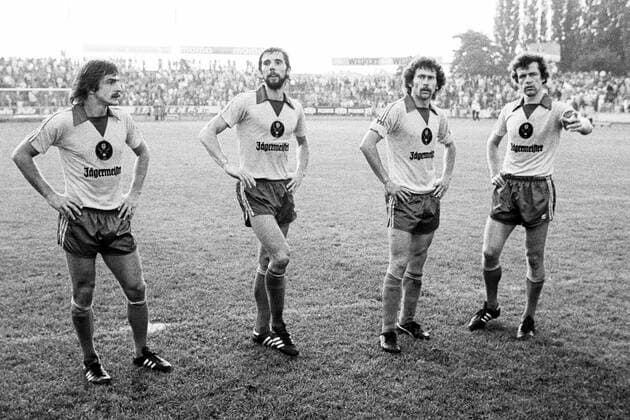 Aus 1. BL Saison 1977 1978 Eintracht Braunschweig gegen Fortuna Düsseldorf 2:0 am 27.08.1977. Im Foto: BS Spieler v.l.: Dieter Zembski_Dietmar Erler_Paul Breitner und Friedhelm Häbermann. *** From 1 BL season 1977 1978 Eintracht Braunschweig against Fortuna Düsseldorf 2 0 on 27 08 1977 In the photo BS player from Dieter Zembski Dietmar Erler Paul Breitner and Friedhelm Häbermann