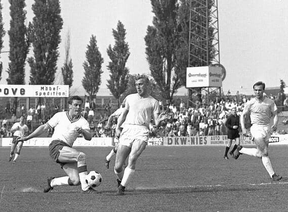 BS Spieler ist Peter Kaack (Mitte). Re. Wolfgang Simon von BS. Aus 1. BL - Saison 1965 66 Eintracht Braunschweig gegen Tasmania 1900 3:1 am 14.05.1966.