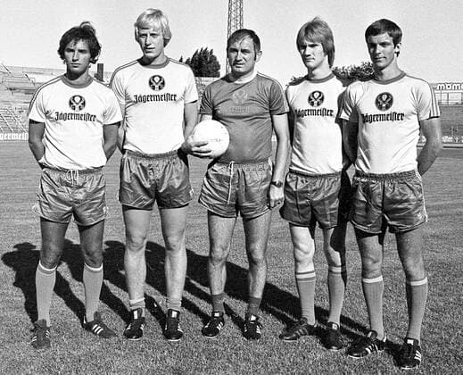 BL Eintracht Braunschweig neue Spieler 1977 78 mit Trainer Branco Zebec. V.l:: Frank Holzer, Norbert Stolzenburg, Trainer Branco Zebec, Wolfgang Grobe und Matthias Bruns. *** BL Eintracht Braunschweig new players 1977 78 with coach Branco Zebec V l Frank Holzer, Norbert Stolzenburg, coach Branco Zebec, Wolfgang Grobe and Matthias Bruns