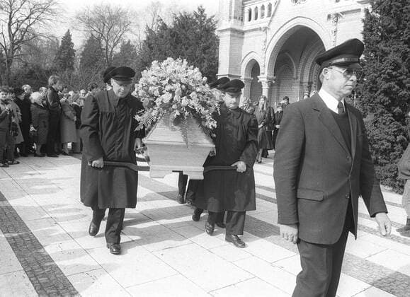 Lutz Eigendorf von Eintr. Braunschweig -hier nach der Trauerfeier - wird jetzt überführt. *** Lutz Eigendorf from Eintr Braunschweig here after the funeral service is now transferred