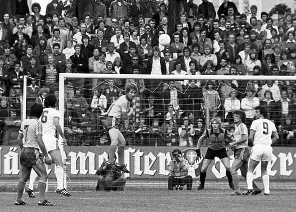 Aus 1. BL Saison 1978 1979 Eintracht Braunschweig (dunkle Hose) gegen den 1. FC Köln 1:1 am 12.08.1978. Im Foto: BS Spieler Wolfgang Grobe klärt per Kopfball vor TW Uwe Hain und re. Reiner Hollmann sowie li. 7 Danilo Popivoda *** From 1 BL season 1978 1979 Eintracht Braunschweig dark pants against 1 FC Köln 1 1 on 12 08 1978 In the photo BS player Wolfgang Grobe clarifies by header in front of TW Uwe Hain and re Reiner Hollmann and li 7 Danilo Popivoda
