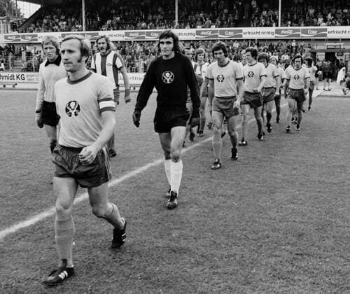 Aus Regionalliga Nord Saison 1973 1974 Eintracht Braunschweig gegen den VfB Oldenburg 3:1 am 01.09.1973. Im Foto: Einlauf der Mannschaften mit BS Spieler Kpt. Wolfgang Grzyb TW Bernd Franke Dietmar Erler Friedhelm Häbermann *** From Regionalliga North Season 1973 1974 Eintracht Braunschweig against VfB Oldenburg 3 1 on 01 09 1973 In the photo Entry of the teams with BS player Kpt Wolfgang Grzyb TW Bernd Franke Dietmar Erler Friedhelm Häbermann