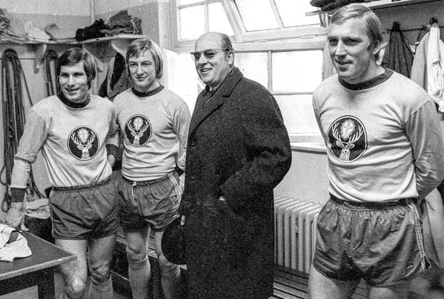 Guenter Mast, Jaegermeisterchef und spaeterer Praes. von Eintacht Braunschweig, stellt hier im April 1973 seine Jaegermeister Trikotreklame von Eintracht Braunschweig vor. Hier mit v.l.: Klaus Gerwin, Allan Michaelsen und Guenter Mast und Peter Kaack.