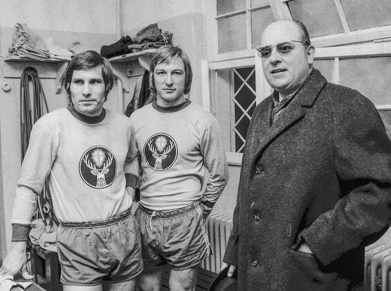 Im Januar1973 fuehrt Jaegermeister Chef Guenter Mast re. die Trikotwerbung bei Eintracht Braunschweig ein. Hier mit Klaus Gerwin li. und Allan Michaelsen Mitte.