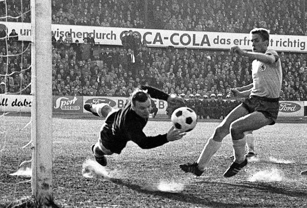 Aus 1. BL Saison 1966 67 Eintracht Braunschweig - Hannover 96 0:1 am 29.04.1967. Im Foto: Hannover 96 TW Horst Podlasly gegen Juergen Moll *** From 1 BL season 1966 67 Eintracht Braunschweig Hannover 96 0 1 on 29 04 1967 In the photo Hannover 96 TW Horst Podlasly against Juergen Moll