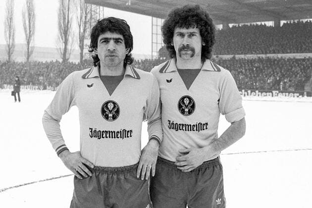 Aus 1. BL Saison 1977 1978 Eintracht Braunschweig (helles Trikt) gegen den 1. FC Köln 1:0 am 21.01.1978. Im Foto: BS Spieler Danilo Popivoda li. und Paul Breitner. *** From 1 BL season 1977 1978 Eintracht Braunschweig light trik against 1 FC Köln 1 0 on 21 01 1978 In the photo BS player Danilo Popivoda li and Paul Breitner