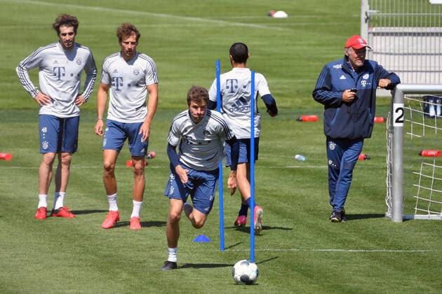 Thomas MUELLER (MÜLLER,Bayern Muenchen) am Ball, hi.v.li:Javi (Javier) MARTINEZ (Bayern Muenchen), Leon GORETZKA (Bayern Muenchen), Thiago ALCANTARA (FCB), Hermann GERLAND,Co Trainer Bayern Muenchen). Aktion. FC Bayern Muenchen Training in der Coronavirus Pandemie in Kleingruppen. Training an der Saebener Strasse. Fussball 1. Bundesliga,Saison 2019 2020, am 06.05.2020