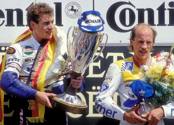 Motorrad-Weltmeisterschaft Klasse 250 ccm , Großer Preis von Deutschland am 17.05.1987 auf dem Hockenheimring Sieger Anton ( Toni ) MANG (GER) li.- und 3. Reinhold ROTH (GER) re.- bei der Siegerehrung