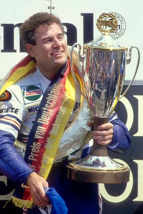 Motorrad-Weltmeisterschaft Klasse 250 ccm , Großer Preis von Deutschland am 17.05.1987 auf dem Hockenheimring Sieger Anton ( Toni ) MANG (GER) li.- und 3. Reinhold ROTH (GER) re.- bei der Siegerehrung
